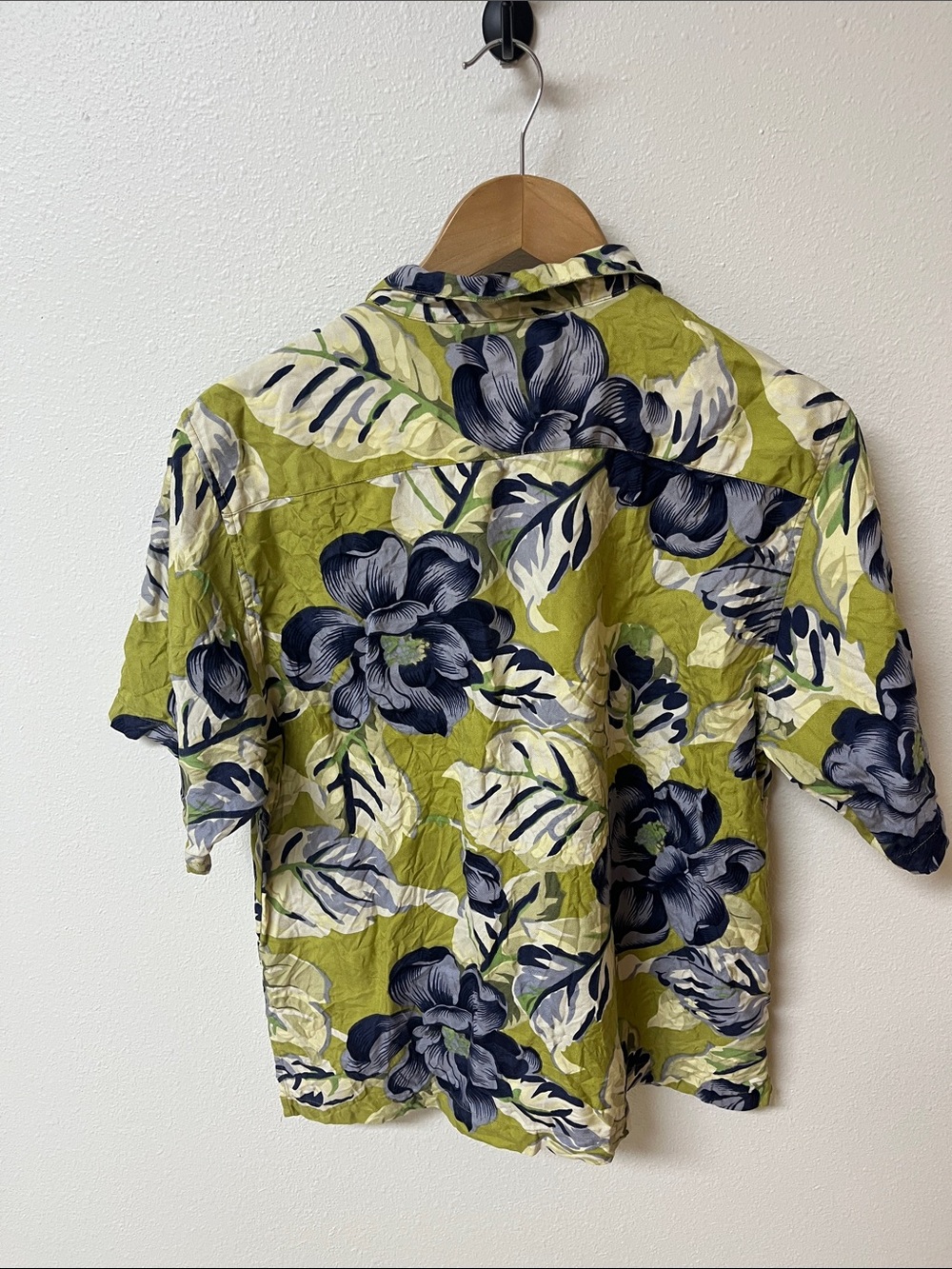 Tommy Bahama silk Floral Camp Shirt, size M - Picture 3 of 4